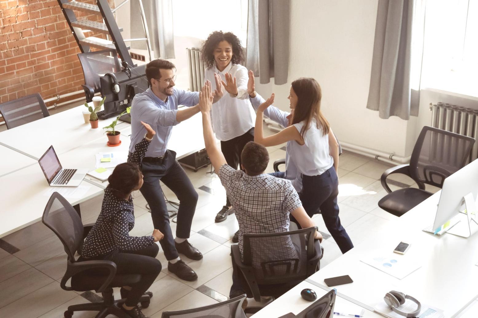 Estudiante revisando materiales de organización financiera