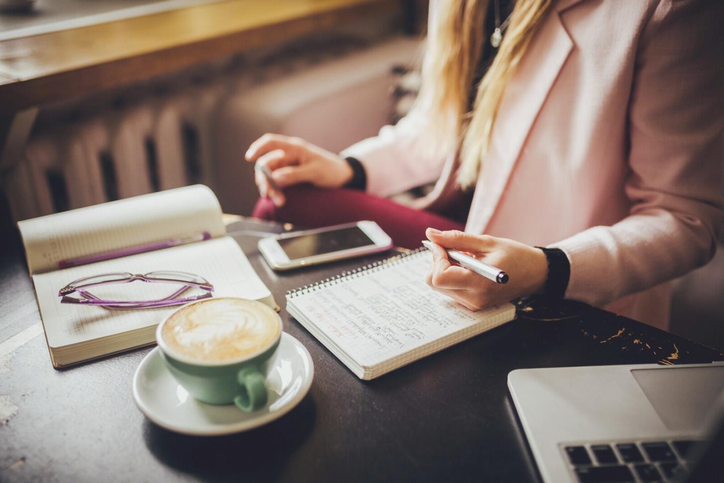 Participantes trabajando en ejercicios de organización financiera